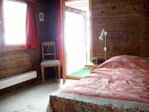 Schlafzimmer Ferienhaus Casa Cadruvi Giraniga Obersaxen Graubünden