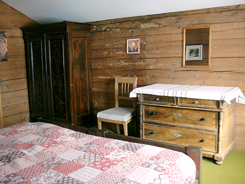 Schlafzimmer Ferienhaus Casa Cadruvi Giraniga Obersaxen Graubünden