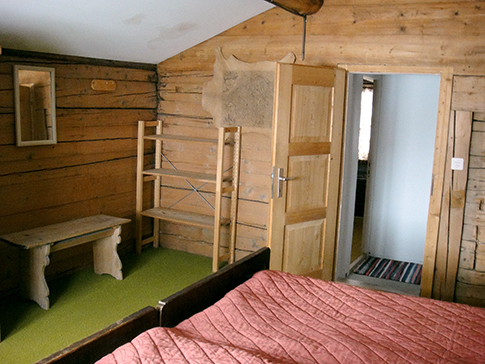 Schlafzimmer Ferienhaus Casa Cadruvi Giraniga Obersaxen Graubünden